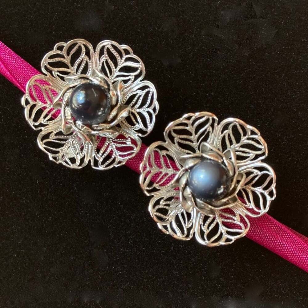 Open-work metal flowers, cat's eye cabochon, clip-on earrings